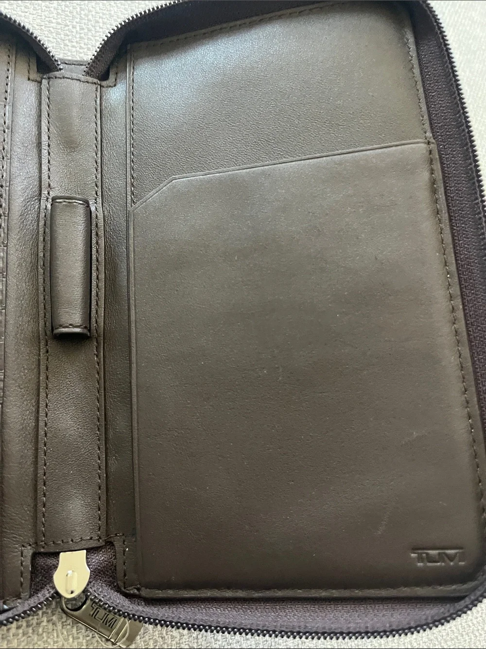 Tumi compact zip